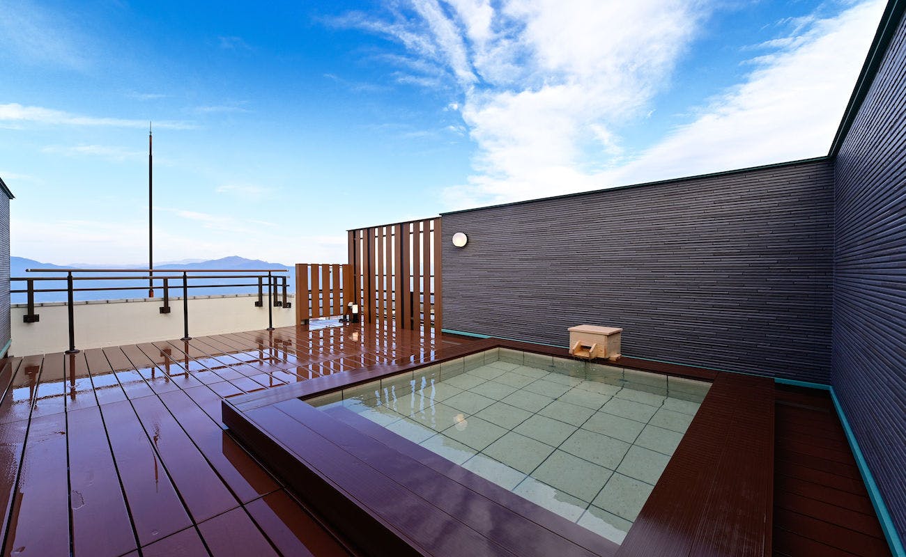 Pemandian terbuka dengan pemandangan 'Ukigumo'