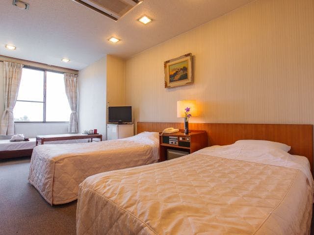 ห้องพักสไตล์ตะวันตกแบบเตียงคู่สองเตียงเดี่ยว