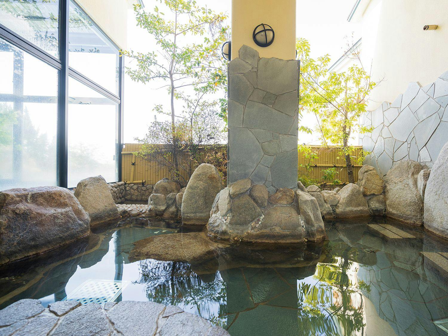 บ่อน้ำร้อนกลางแจ้งสำหรับผู้ชาย