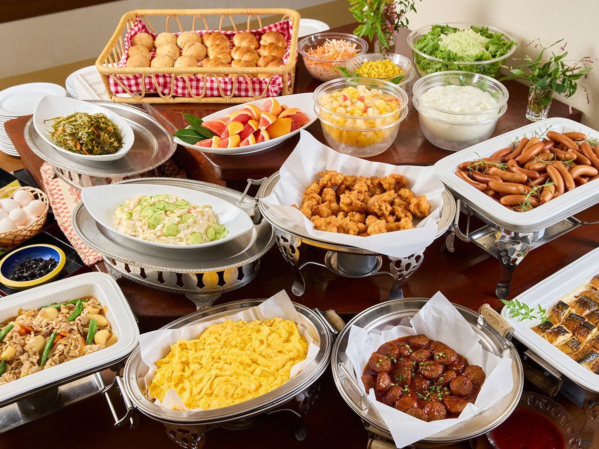 บุฟเฟต์อาหารเช้าแบบญี่ปุ่นและตะวันตก (※ภาพประกอบ)