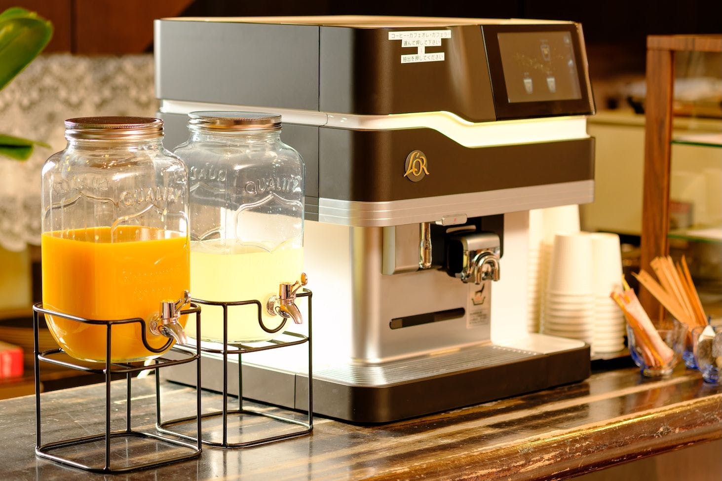 로비 라운지에서의 무료 음료 이미지