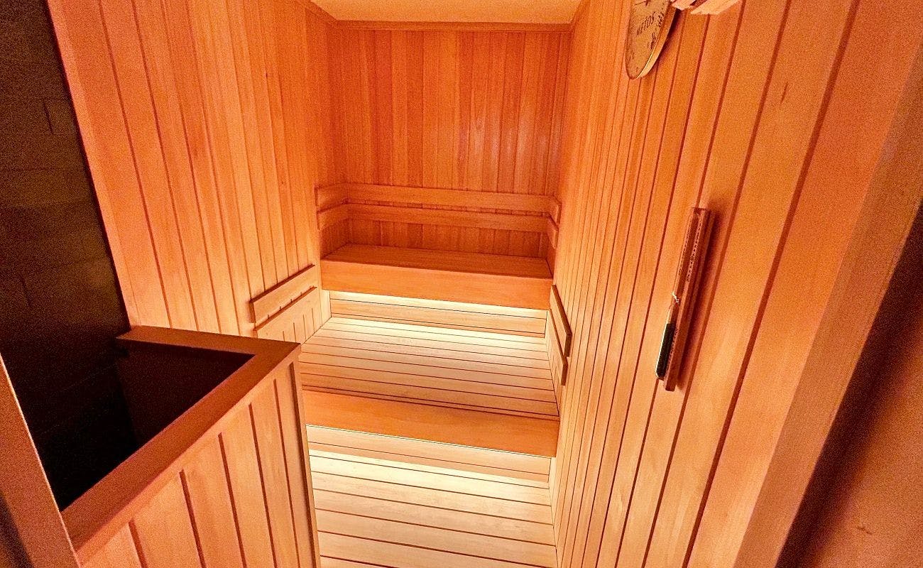 ซาวน่าแห้งสำหรับผู้ชายในห้องอาบน้ำสาธารณะ