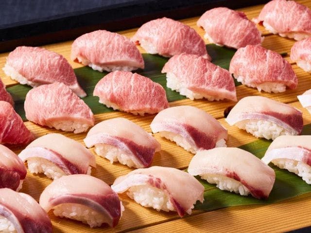 Cơm nắm sushi cá cam và cá ngừ phần bụng (chū-toro)