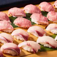 Cơm nắm sushi cá cam và cá ngừ phần bụng (chū-toro)