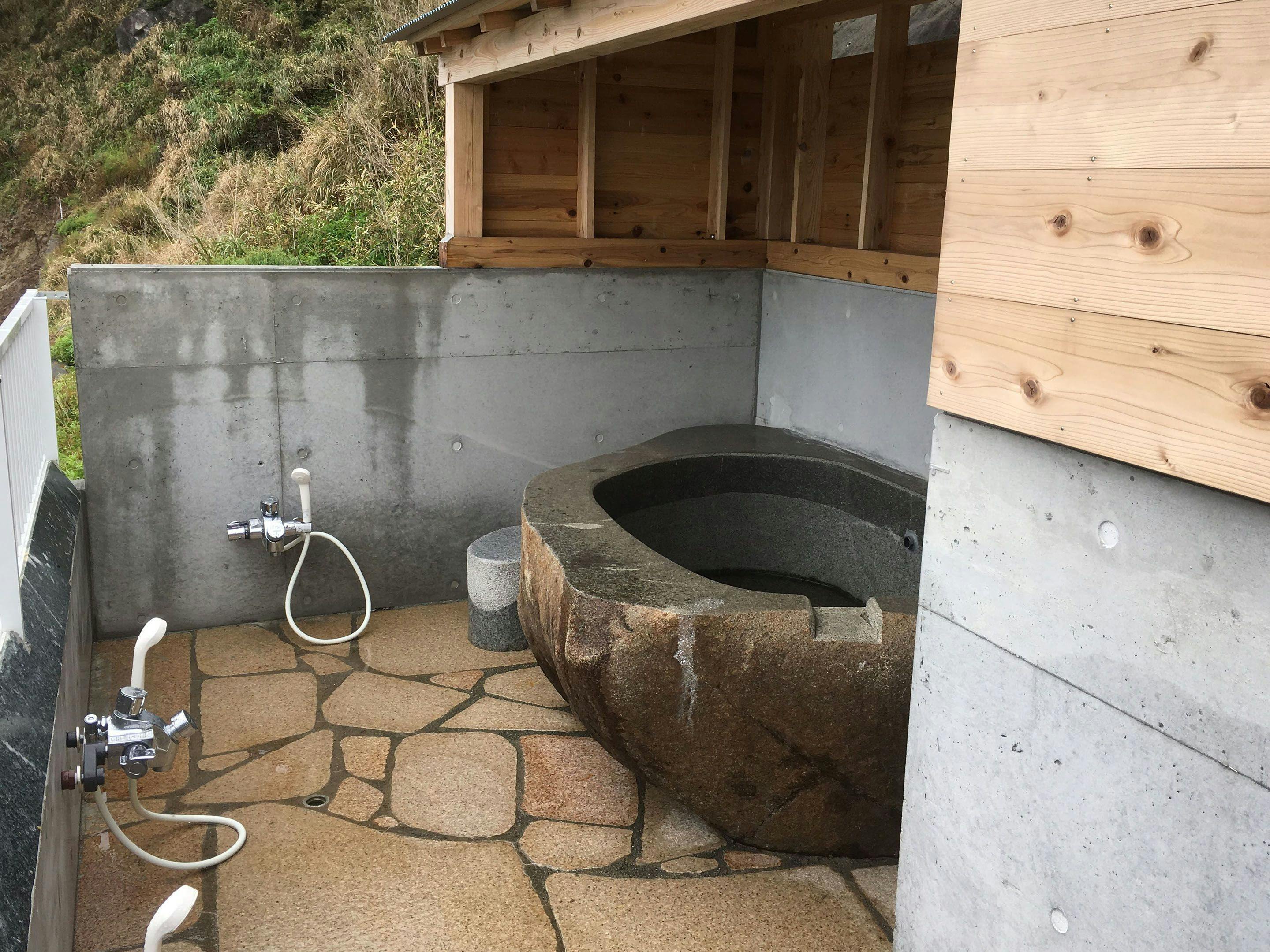 นี่คืออ่างอาบน้ำหินส่วนตัวที่อยู่ติดกับอาคารริมทะเล