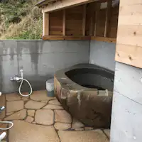 นี่คืออ่างอาบน้ำหินส่วนตัวที่อยู่ติดกับอาคารริมทะเล