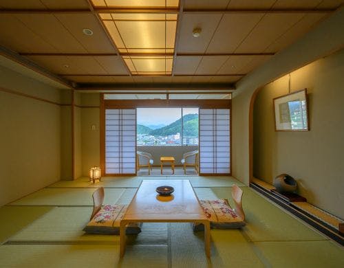 【客室の眺め／南側】舞鶴山を見渡せます