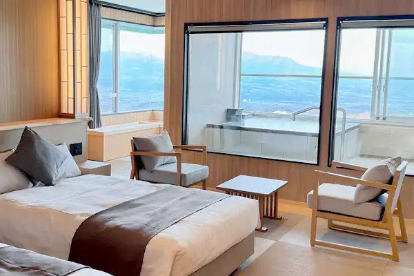 ตัวอย่างห้องนอนสไตล์ญี่ปุ่นพร้อมอ่างอาบน้ำกึ่งกลางแจ้ง