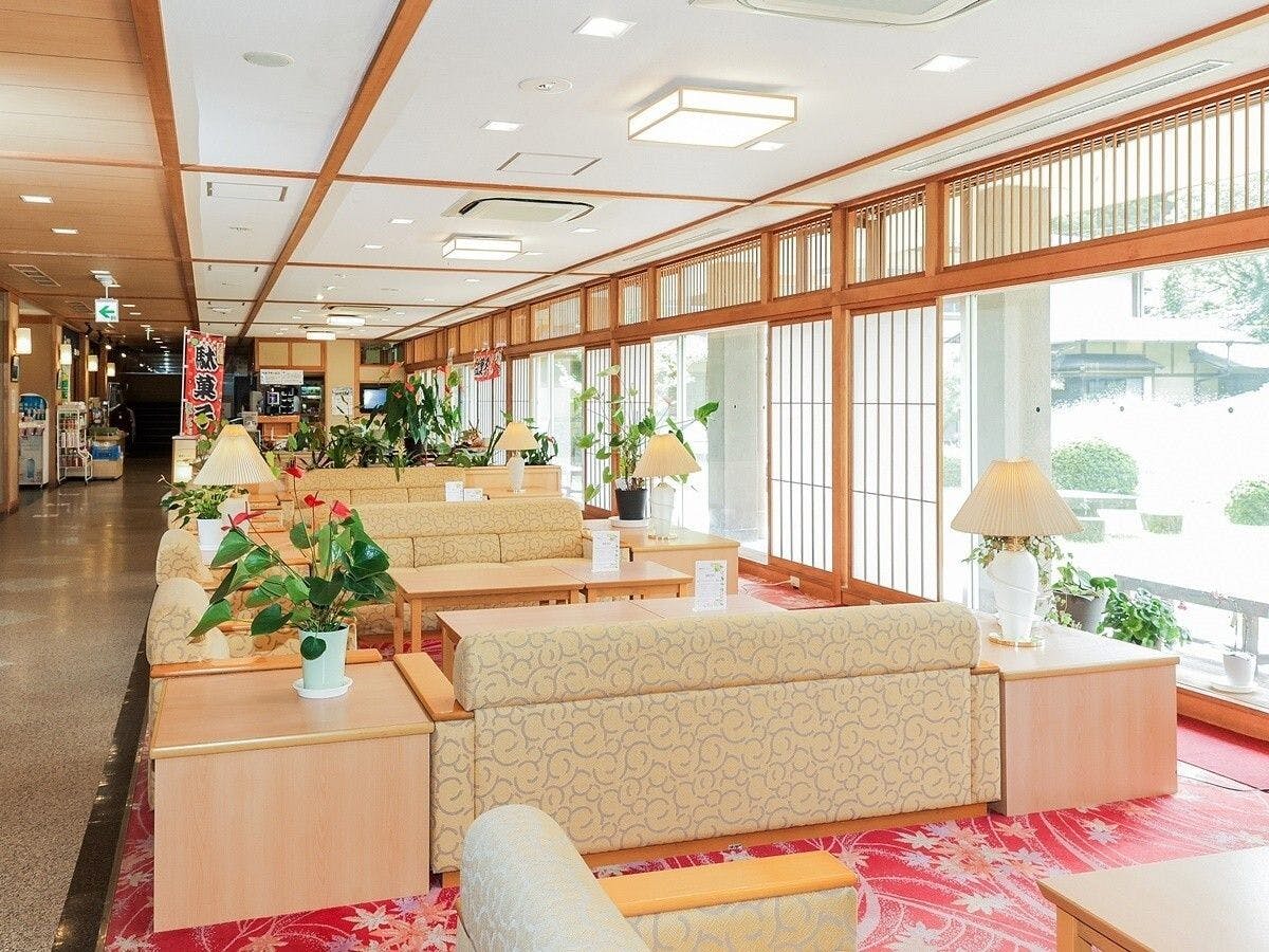 로비｜정원을 바라보며 편안한 시간을 보내세요