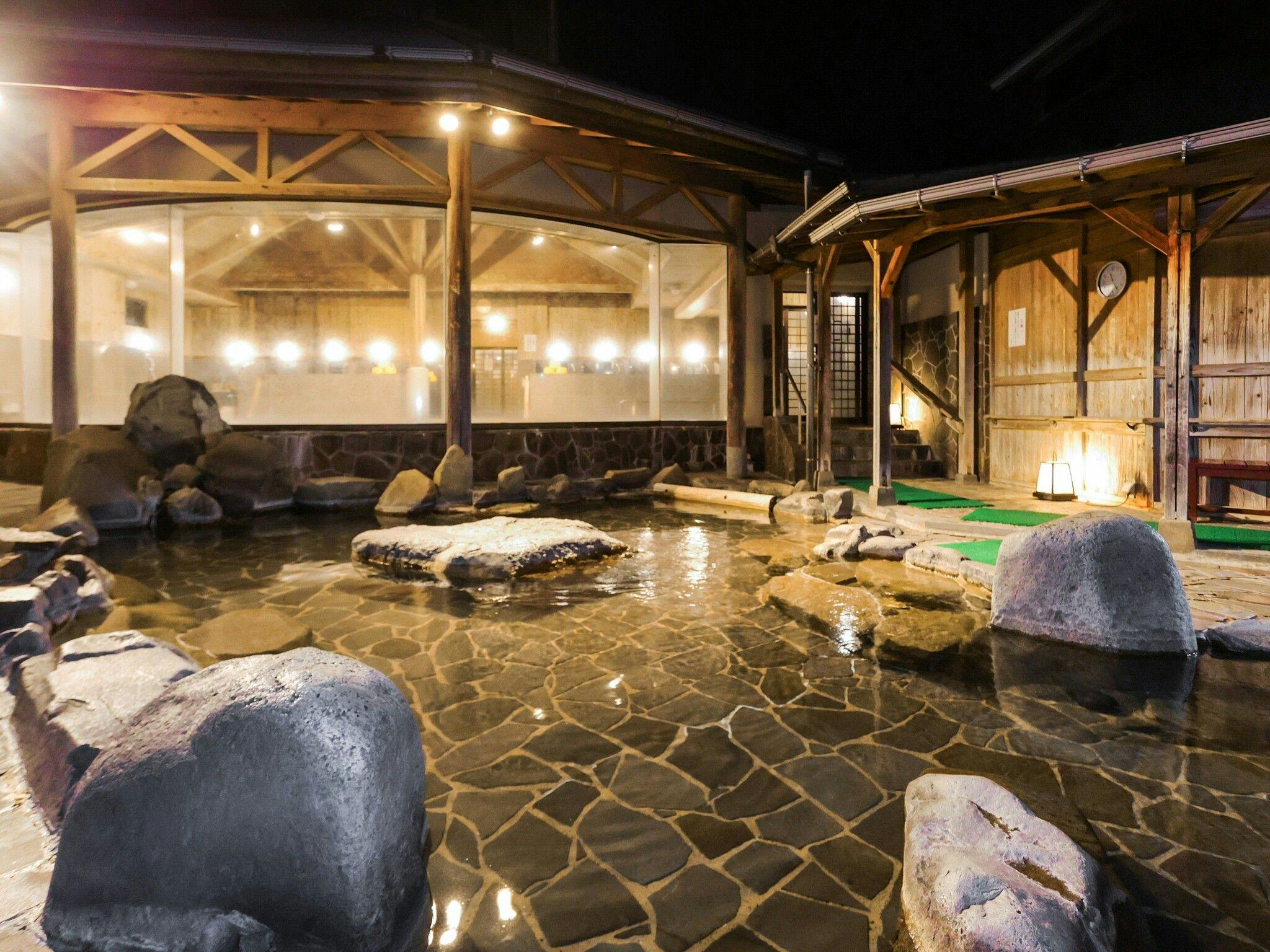 촉촉하고 윤기 나는 피부를 위한 온천을 만끽해 보세요.