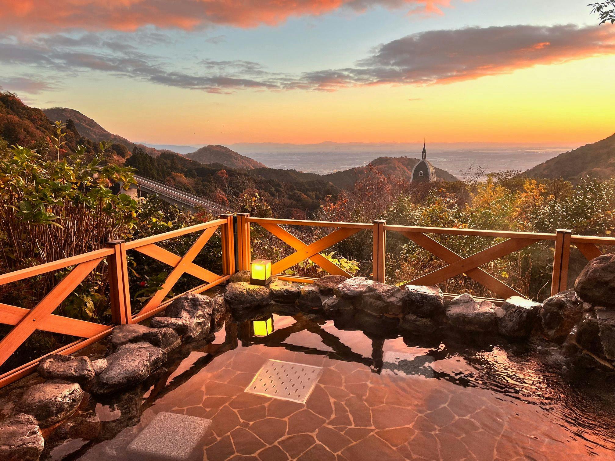 清晨的露天溫泉印象