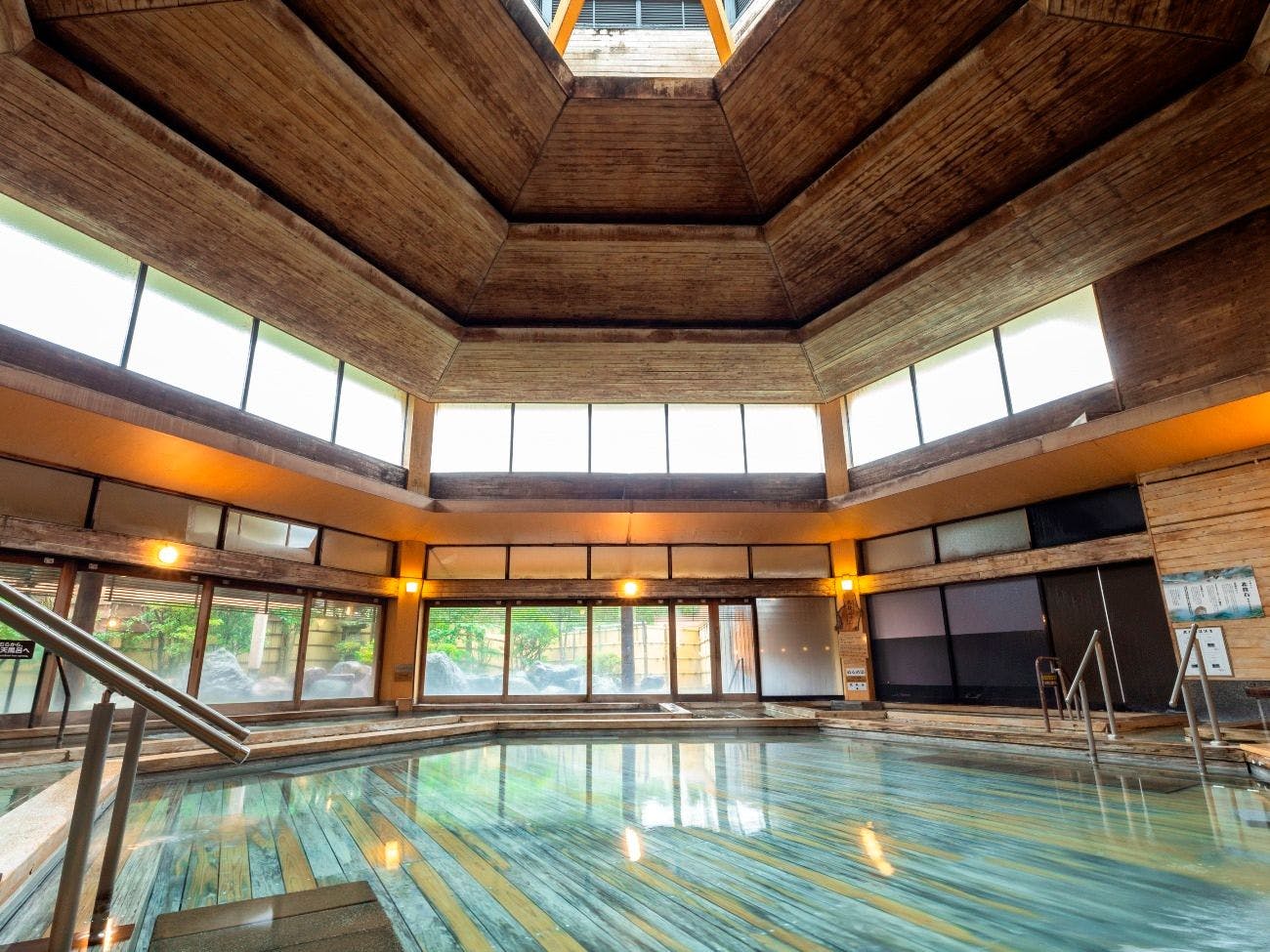 夢殿 - 六角形大型檜木浴池