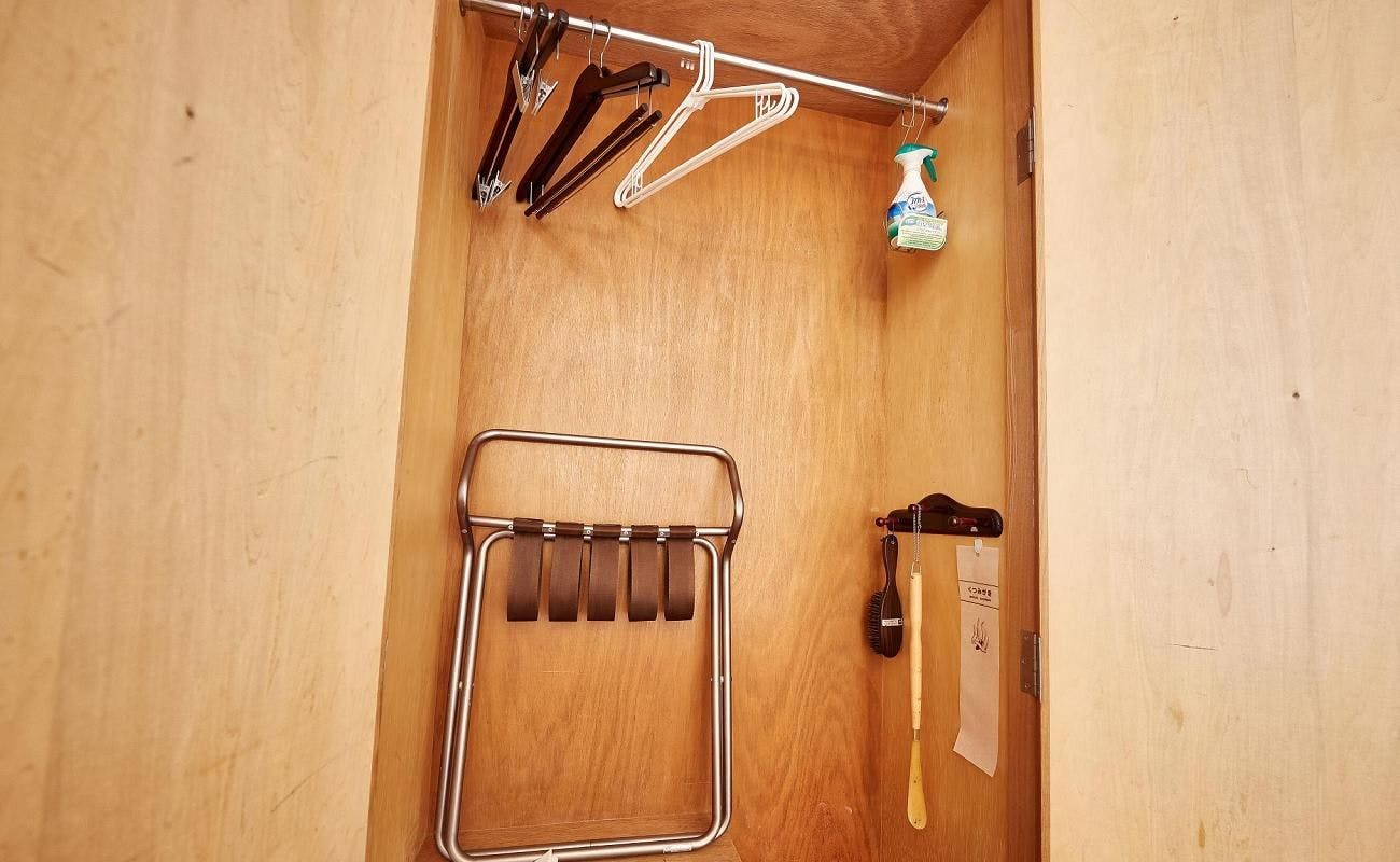 ตู้เสื้อผ้าที่กว้างขวางและใช้งานได้หลากหลาย