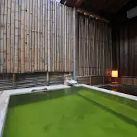 Salah satu daripada beberapa mata air panas berwarna jed di negara ini - Suiyoku Onsen.