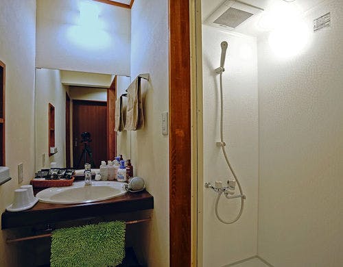 和風モダン33平米の客室にはシャワーも有り