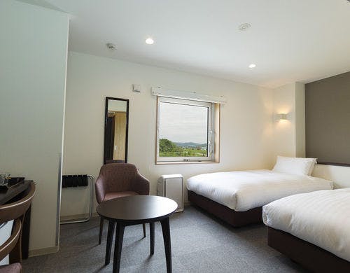 20平米のツインルーム。寛ぎのスペースも。