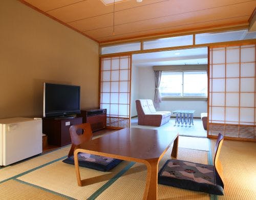 奥にテーブルのある和室タイプの部屋