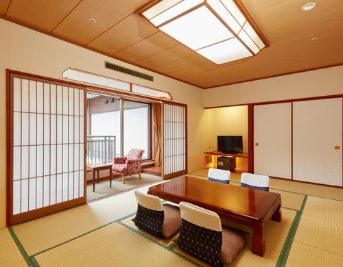 和室＋ベッドルーム＋広縁のお部屋です