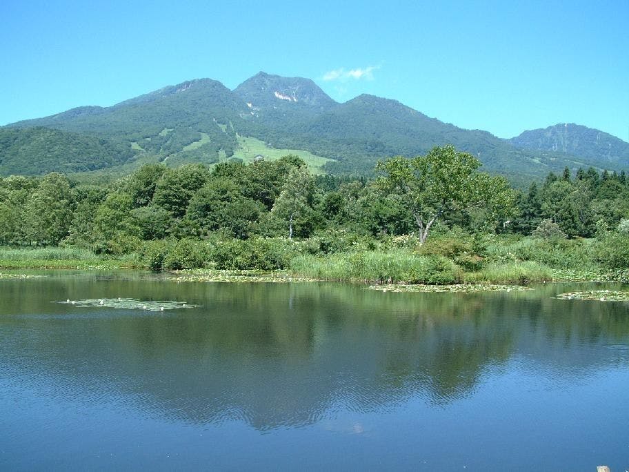 Gunung Myoko yang tercermin di Tasik Imori.