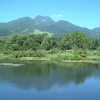 Gunung Myoko yang tercermin di Tasik Imori.