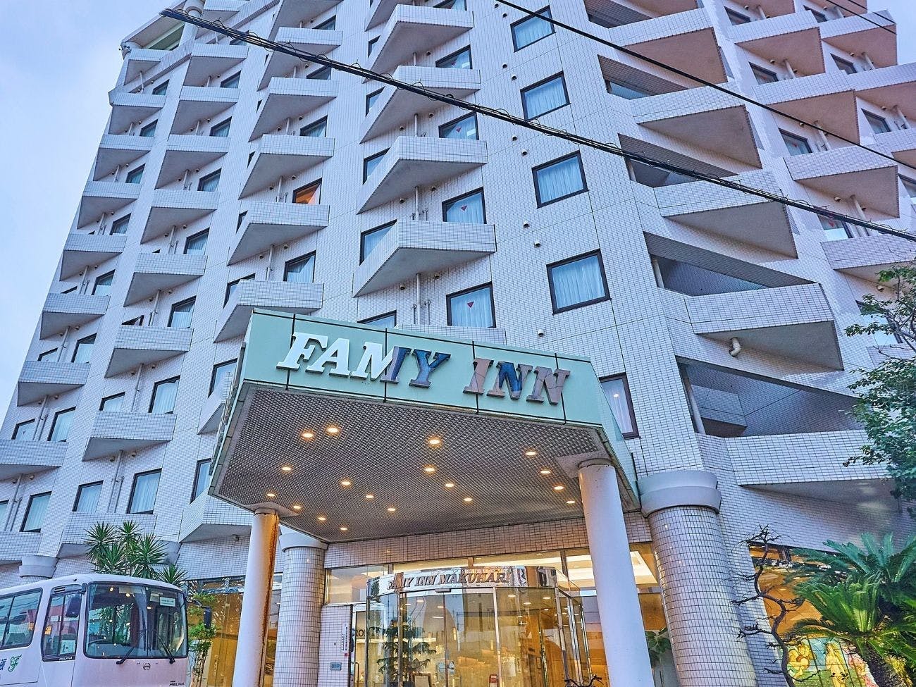 Eksterior: Memiliki tampilan yang bersih dan sederhana