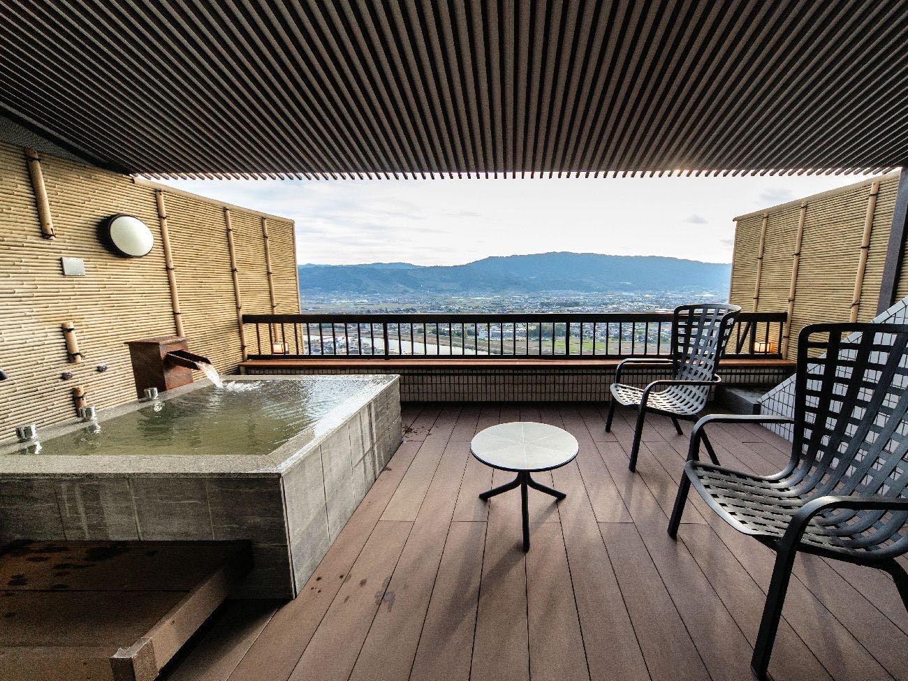 ภาพตัวอย่างอ่างอาบน้ำกลางแจ้งพร้อมห้องสไตล์ญี่ปุ่น