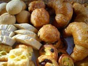 ขนมปังอบสดใหม่สำหรับอาหารเช้า