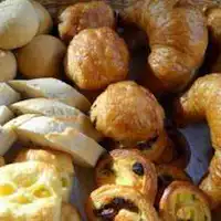 ขนมปังอบสดใหม่สำหรับอาหารเช้า