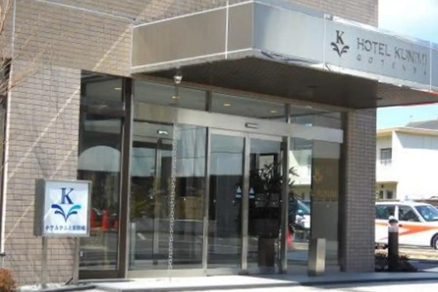 มีพื้นที่จอดรถที่ทางเข้า