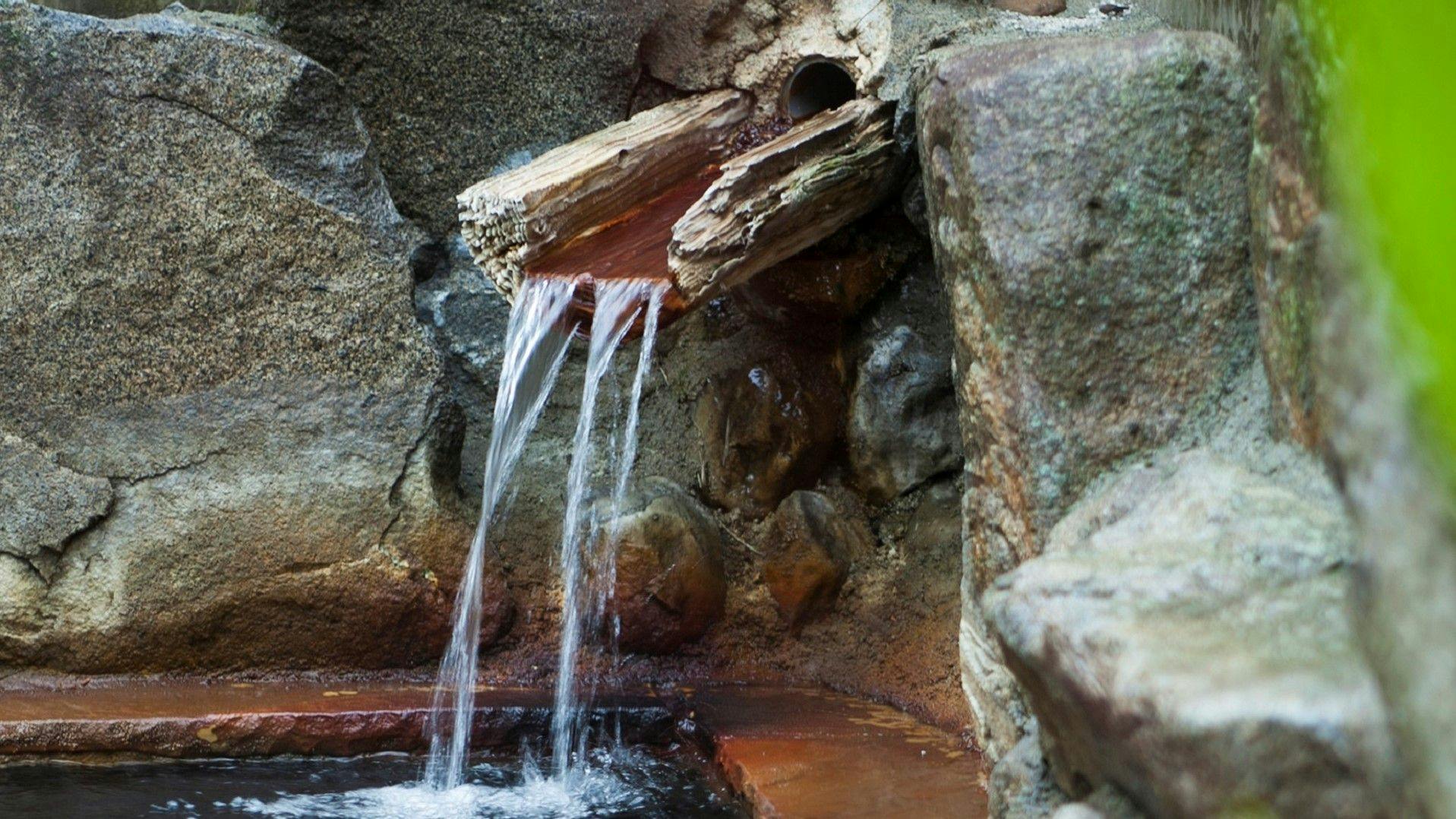 เช้าที่บ่อน้ำร้อนกลางแจ้ง