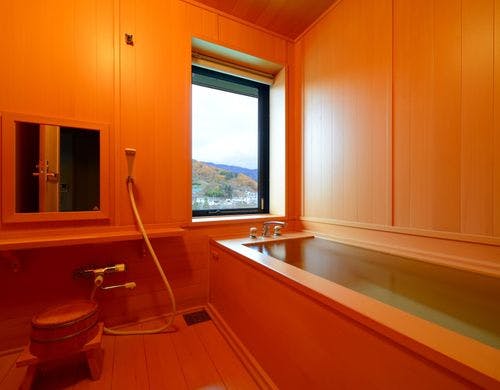 特別室５０３「藍」　檜造りのお風呂