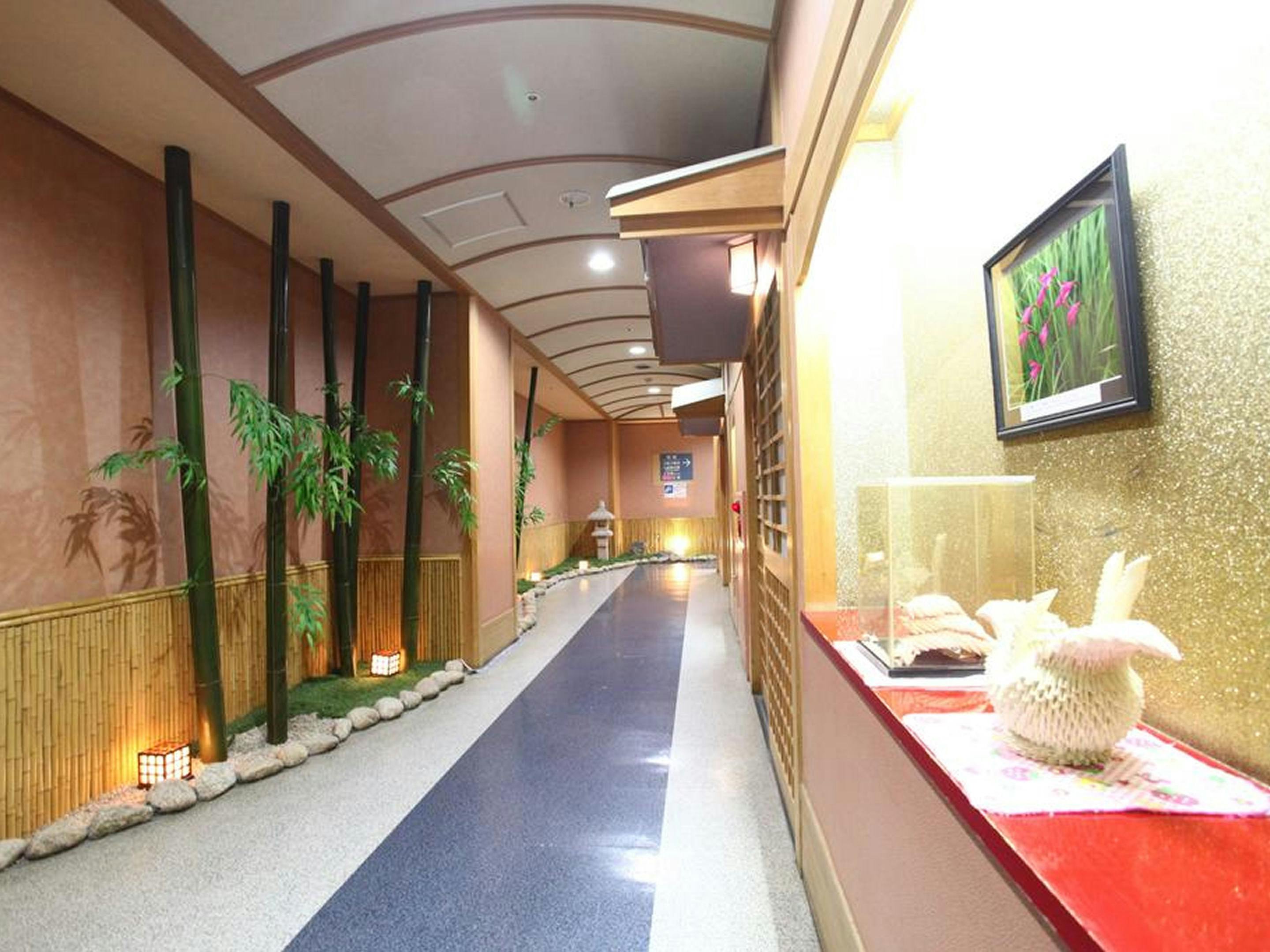 โถงทางเดินภายในที่มีบรรยากาศแบบญี่ปุ่น