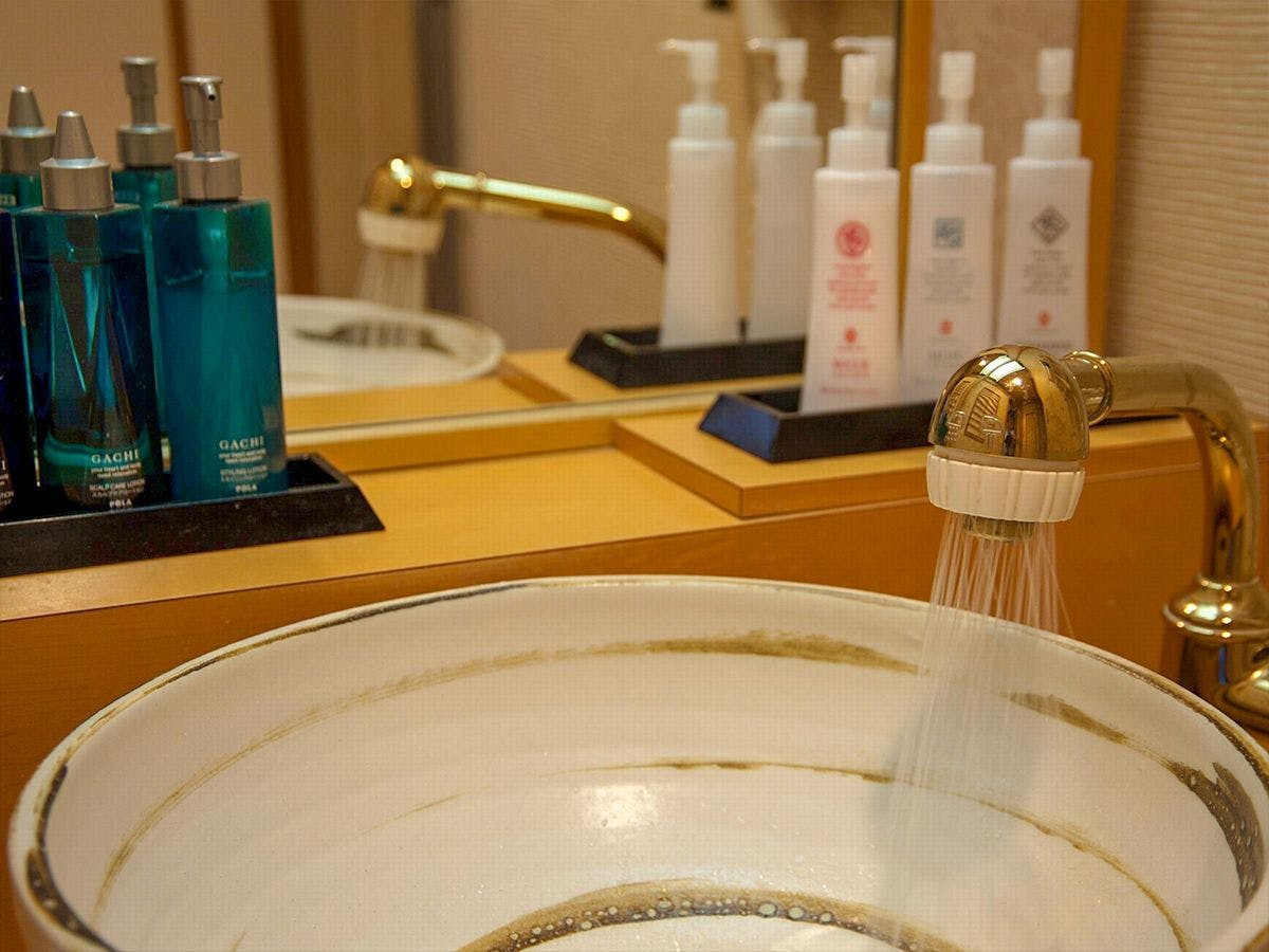 ■ นอกจากเครื่องสำอางสำหรับผู้หญิงแล้ว ยังมีผลิตภัณฑ์สำหรับผู้ชายอย่างครบครัน