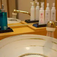 ■ นอกจากเครื่องสำอางสำหรับผู้หญิงแล้ว ยังมีผลิตภัณฑ์สำหรับผู้ชายอย่างครบครัน