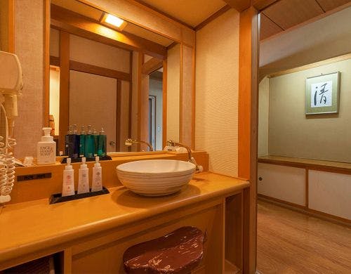 ■男性化粧品も充実［DX和室10畳＋4.5畳］