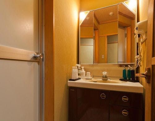 ■化粧品も充実［エコノミー客室］