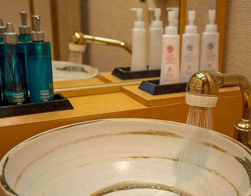 ■女性用の化粧品に加え、男性用も充実。