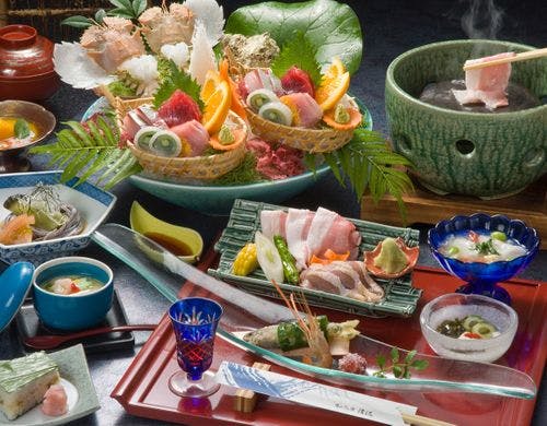 ■ブランド豚の石焼きと磯会席料理一例。