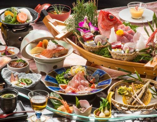 ■舟盛り付の磯会席の料理一例。