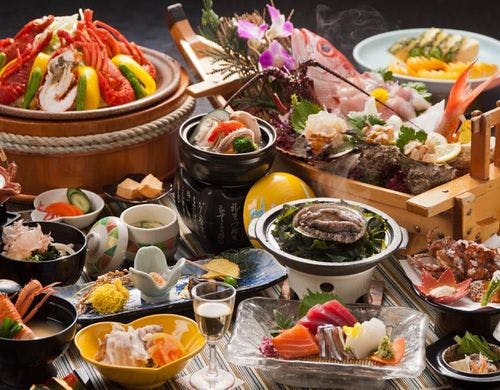 ■地魚の舟盛りと、鮑の付いた磯会席料理。