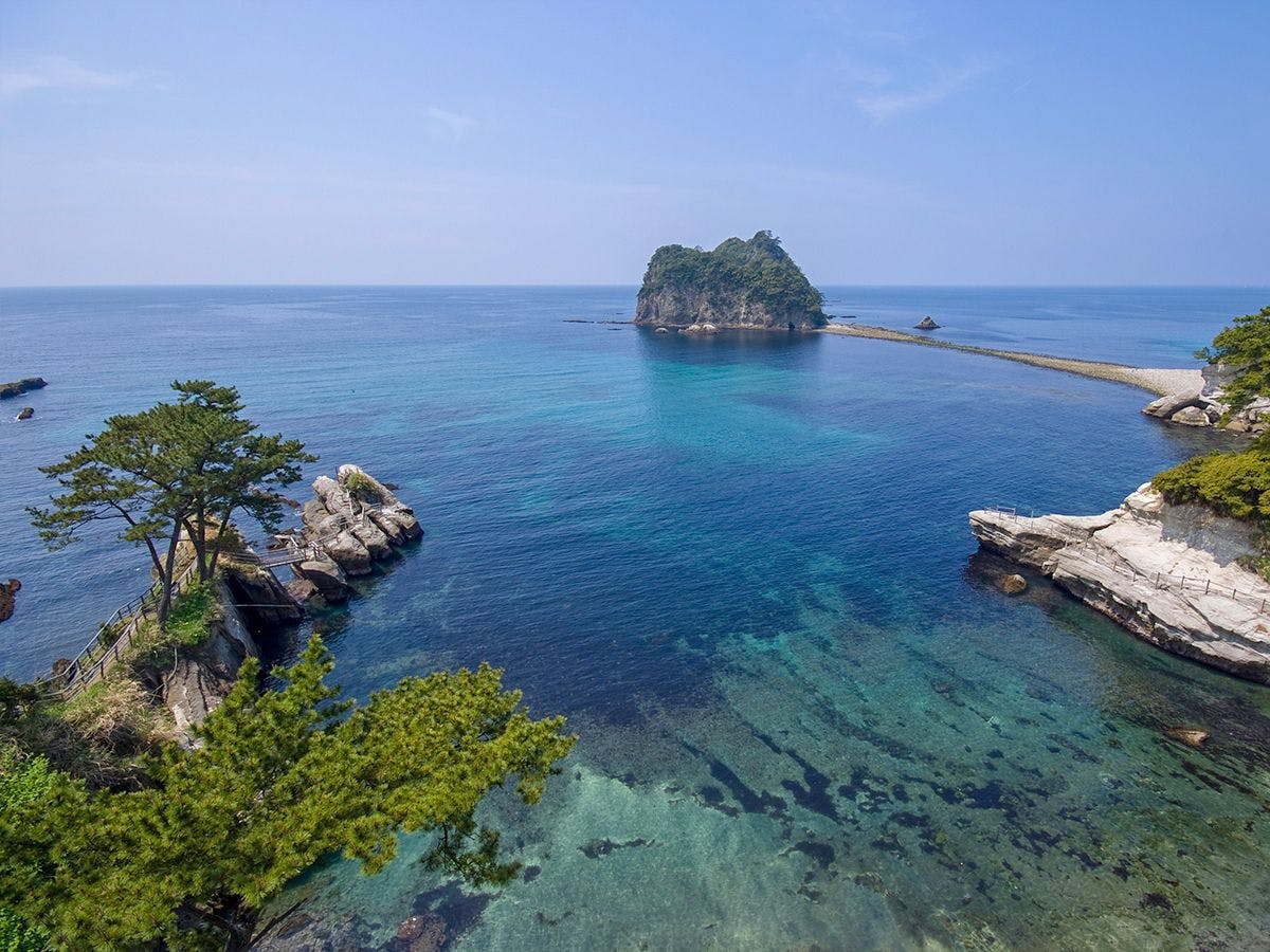 ■ ประทับใจกับทัศนียภาพของทะเลใสและเกาะที่ลอยอยู่