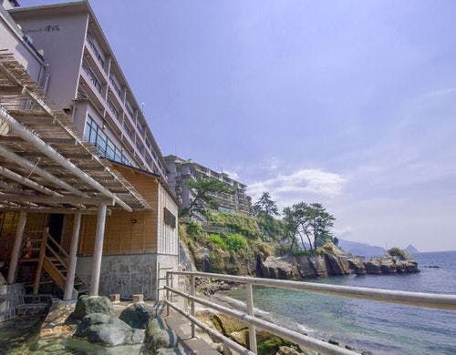 ■入り江の波打ち際にある露天風呂