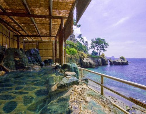 ■身体と心を解き放つ　波打ち際の露天風呂