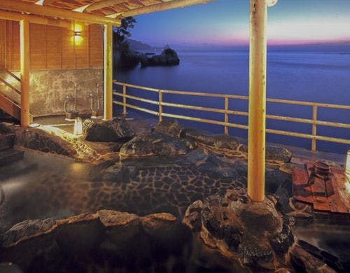 ■海に手が届きそうな露天風呂（男性）