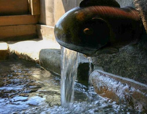 ■独自源泉は、お肌にもなじむアルカリ性。