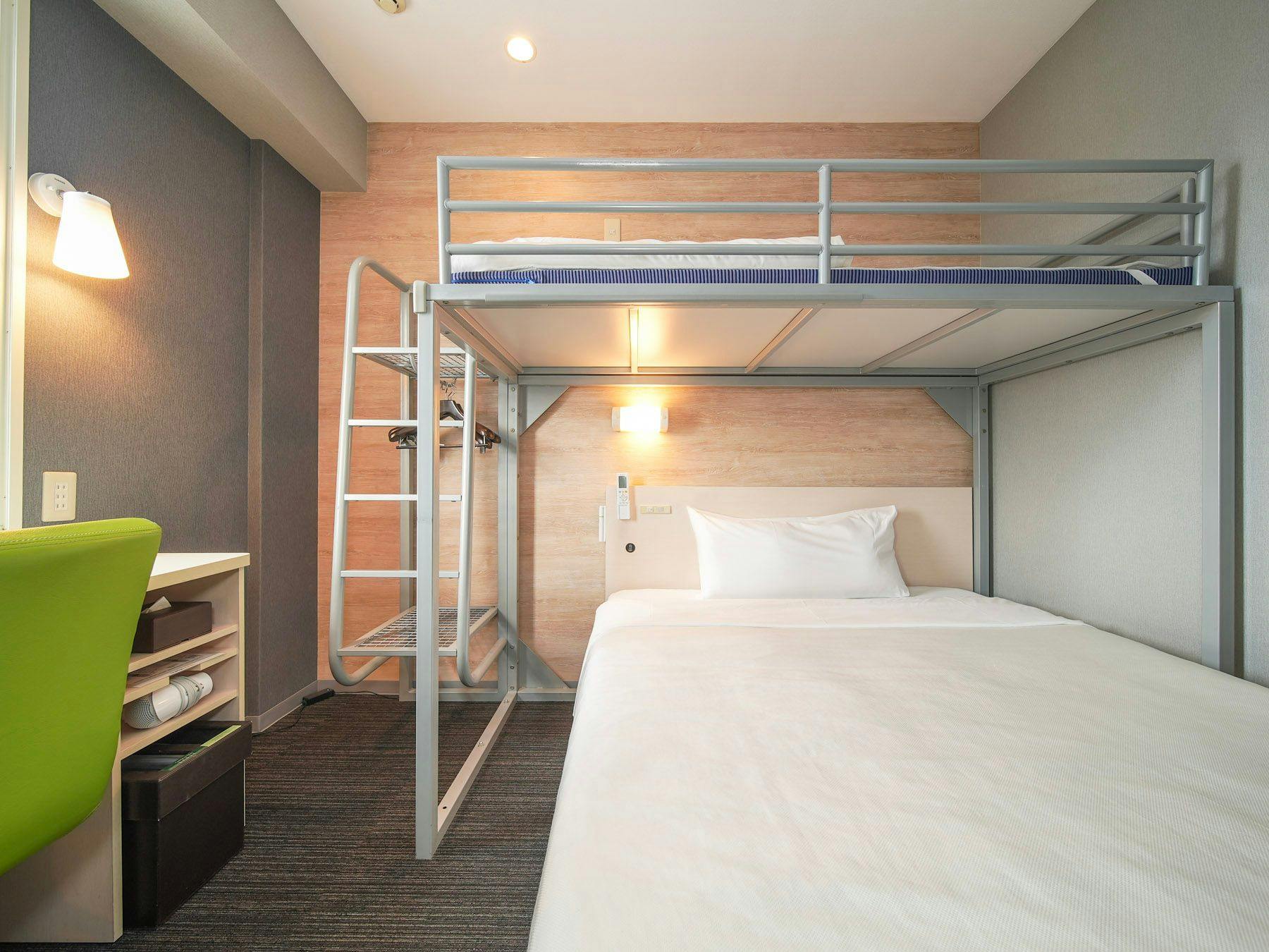 더블 침대와 로프트 침대 포함