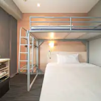 더블 침대와 로프트 침대 포함