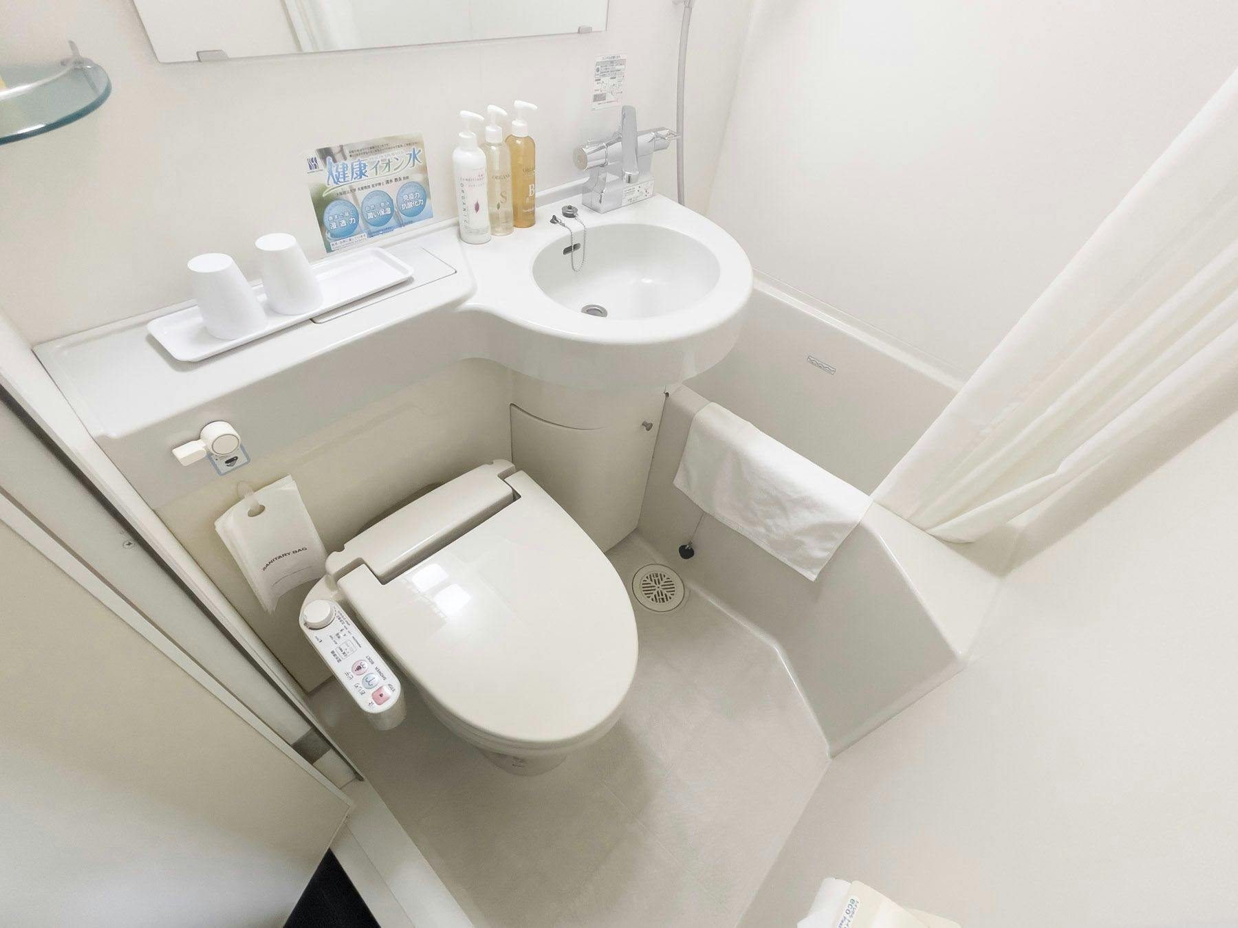 모든 객실에 유닛 욕실 완비.