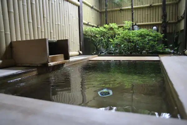 客房內的檜木露天浴池。