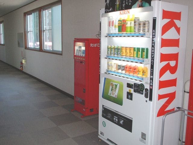 ล็อบบี้และตู้จำหน่ายสินค้าอัตโนมัติ